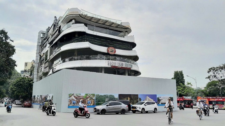 Tòa nhà "Hàm cá mập" được quây kín, chưa tiến hành phá dỡ