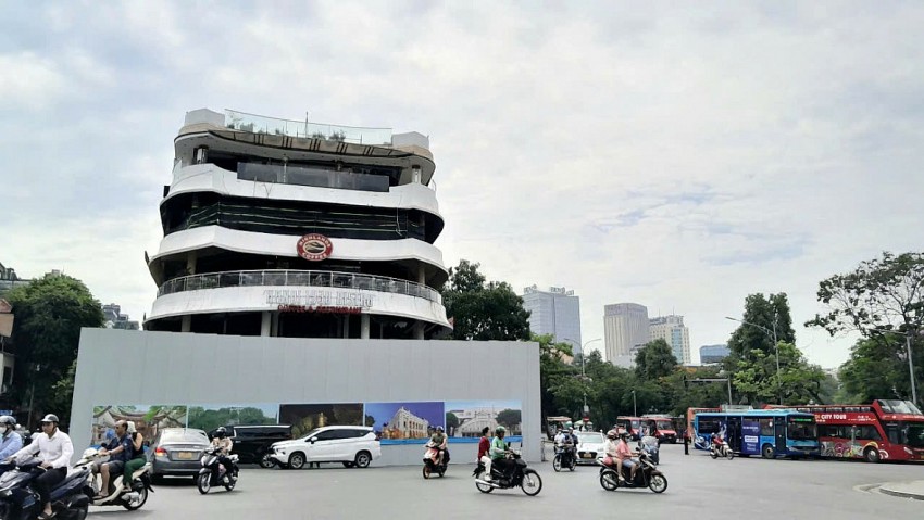 Tòa nhà "Hàm cá mập" được quây kín, chưa tiến hành phá dỡ