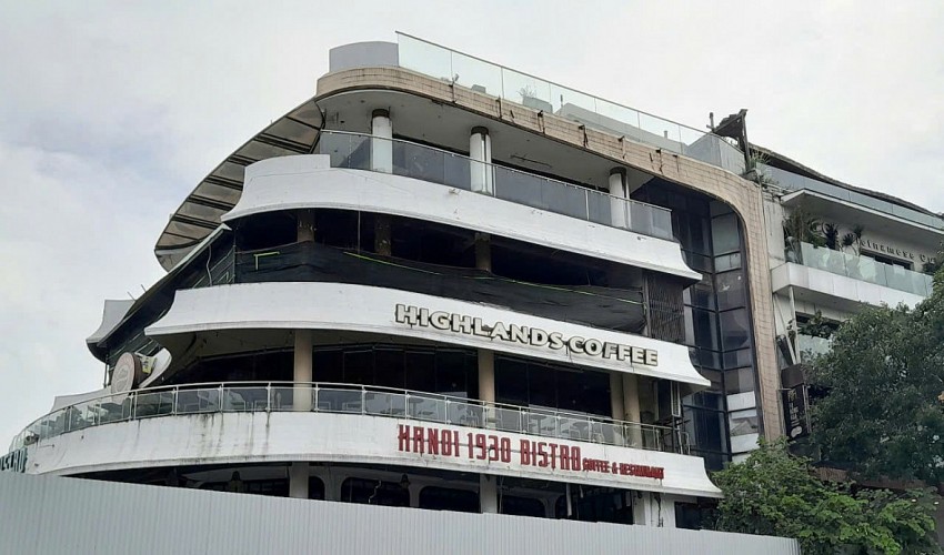Tòa nhà "Hàm cá mập" được quây kín, chưa tiến hành phá dỡ