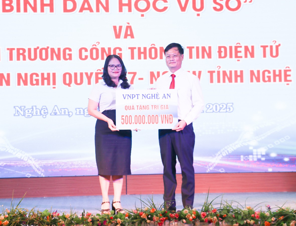 Doanh nghiệp viễn thông trên địa bàn tỉnh Nghệ An tặng quà công nghệ số cho cộng đồng.