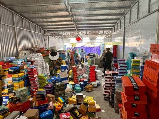 Nhiều sản phẩm giày, dép không rõ nguồn gốc xuất xứ. (Ảnh: Chi cục QLTT Ninh Bình)