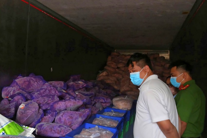 Công an tỉnh Bình Dương phát hiện 11,2 tấn thực phẩm có dấu hiệu vi phạm pháp luật về vệ sinh an toàn thực phẩm trên địa bàn. Công an tỉnh Bình Dương phát hiện 11,2 tấn thực phẩm có dấu hiệu vi phạm pháp luật về vệ sinh an toàn thực phẩm trên địa bàn.