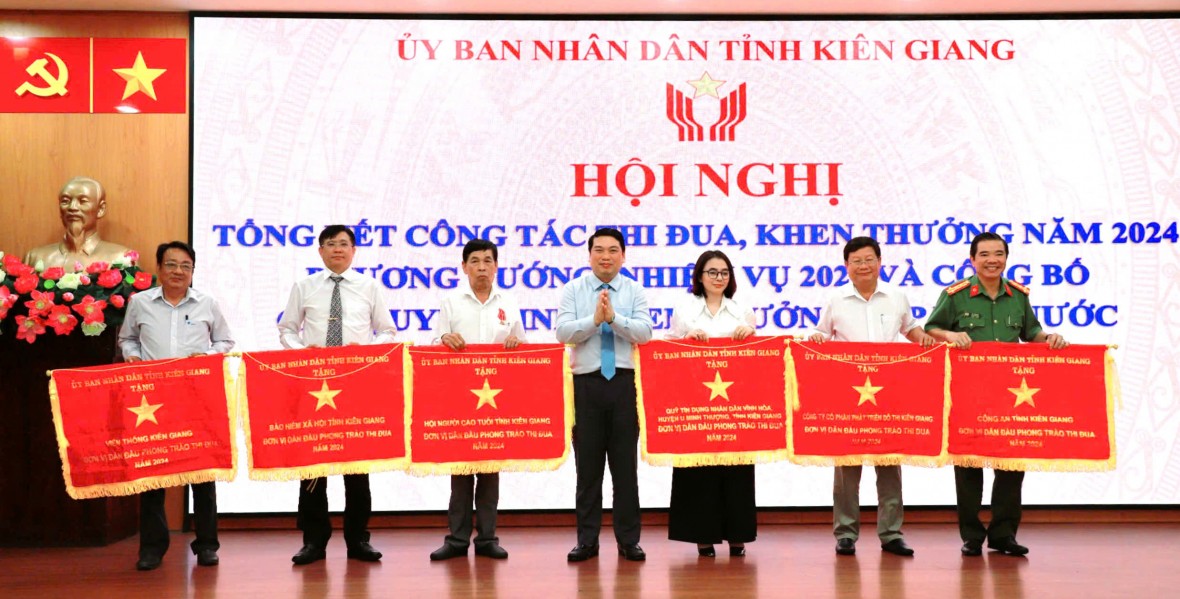 2 tập thể, 14 cá nhân tại Kiên Giang được trao tặng Huân chương Lao động