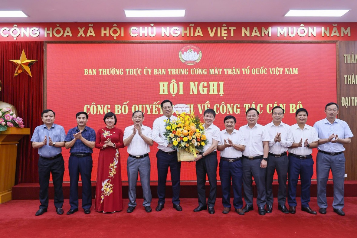 Ban Chấp hành Đảng bộ huyện Đô Lương tặng hoa chúc mừng ông Bùi Duy Đông. Ban Chấp hành Đảng bộ huyện Đô Lương tặng hoa chúc mừng ông Bùi Duy Đông.