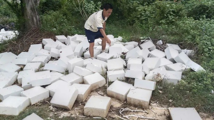 Phát hiện hàng trăm viên nén nghi là phôi xà phòng bị đổ trộm. (Ảnh: LĐ)