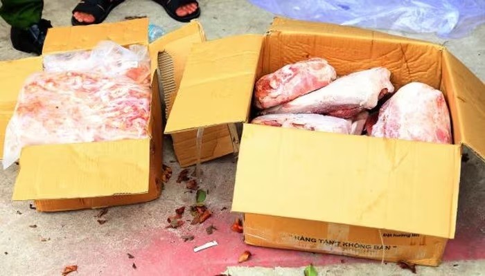 Thùng chứa thực phẩm "quá đát," không rõ nguồn gốc đang trên đường "vào bếp" bị lực lượng chức năng thu giữ.