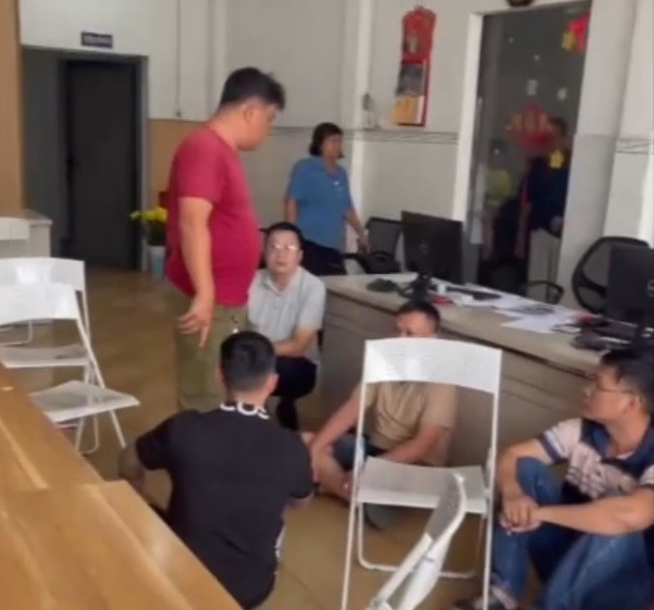 Bắt giữ nhóm đối tượng dùng sổ đỏ giả để lừa đảo, chiếm đoạt 8 tỷ đồng. Bắt giữ nhóm đối tượng dùng sổ đỏ giả để lừa đảo, chiếm đoạt 8 tỷ đồng.