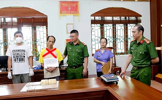 Bắt giữ đối tượng vận chuyển 8 bánh ma túy trong bao tải