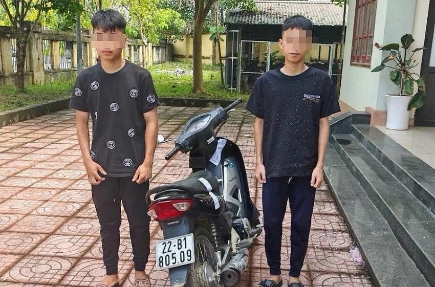 2 thanh niên bị tịch thu phương tiện vì bốc đầu xe máy