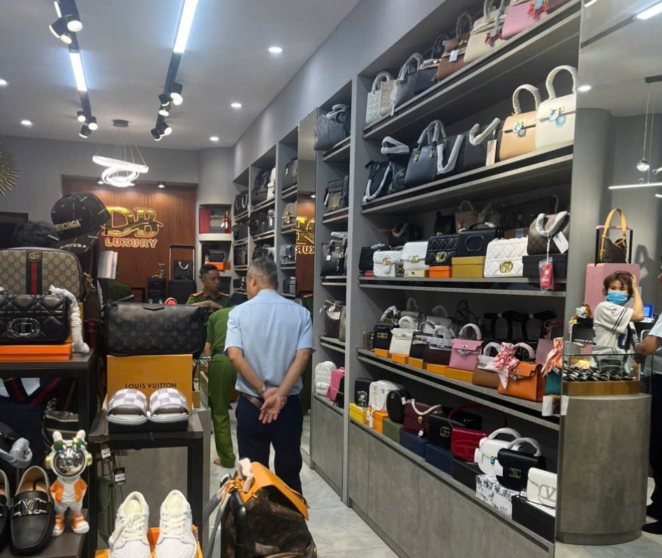 Cơ quan chức năng kiểm tra điểm kinh doanh do Nguyễn Mạnh Bằng làm chủ tại phường 1, TP Tân An phát hiện hàng hóa kinh doanh không hóa đơn, chứng từ.