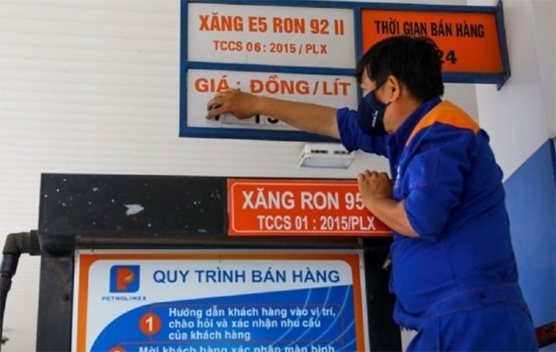 Giá xăng RON95-III tăng lần thứ 3 liên tiếp. (Ảnh minh họa: VTC) Giá xăng RON95-III tăng lần thứ 3 liên tiếp. (Ảnh minh họa: VTC)