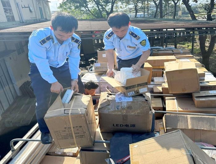 Hà Tĩnh đấu tranh quyết liệt với buôn lậu, gian lận thương mại, hàng giả. Hà Tĩnh đấu tranh quyết liệt với buôn lậu, gian lận thương mại, hàng giả.