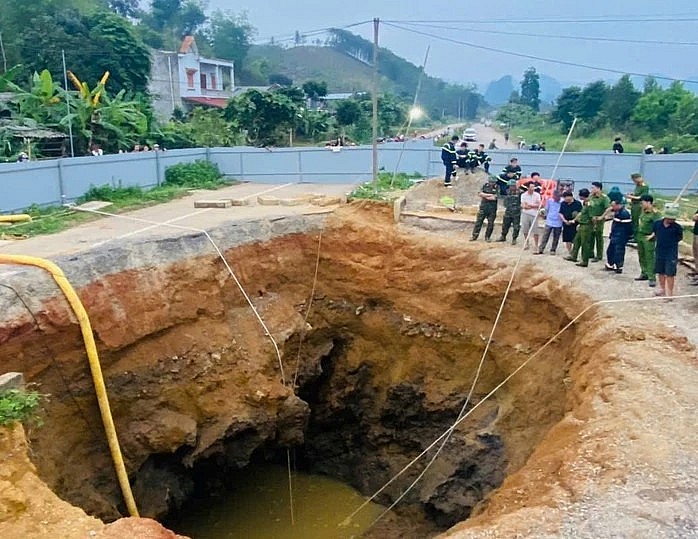 Dừng tìm kiếm nạn nhân nghi mất tích dưới hố “tử thần” ở Bắc Kạn