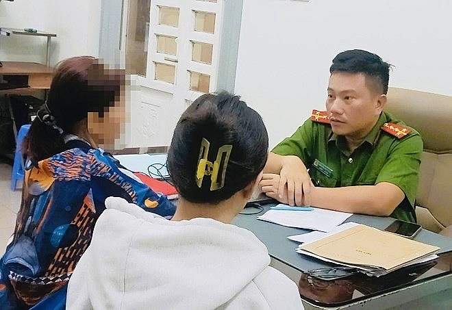 Công an làm việc với bà V.A. và chị N.A.M về vụ lừa đảo “bắt cóc online” chiếm đoạt tiền trên không gian mạng. Ảnh: Công an Đồng Nai.