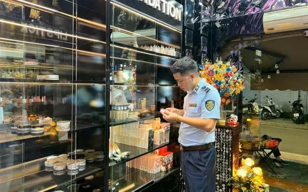 Gần 400 sản phẩm nhập lậu bị thu giữ tại thương hiệu trang điểm nổi tiếng Tina Lê Make Up Gần 400 sản phẩm mỹ phẩm nhập lậu bị phát hiện tại công ty chuyên kinh doanh đồ mỹ phẩm nổi tiếng Tina Lê Make Up tại Hà Nội. (Ảnh: Dms)