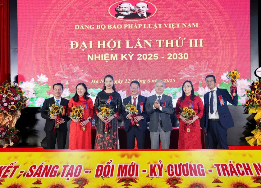 Ban Chấp hành Đảng bộ Báo nhiệm kỳ 2025 - 2030 ra mắt Đại hội. (Ảnh: PV)