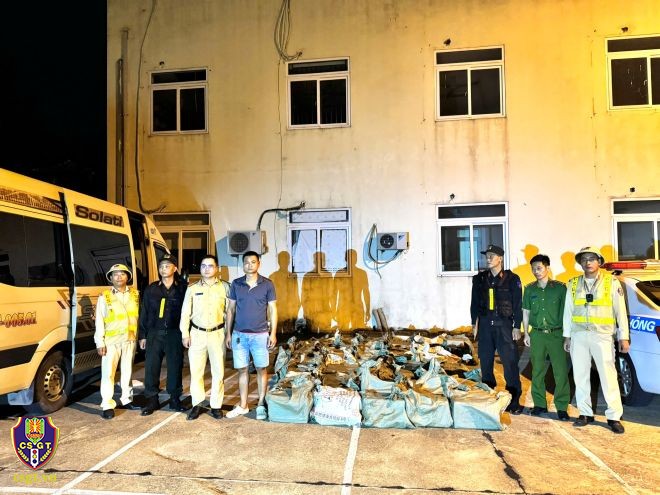 Phát hiện xe khách chở hàng trăm bình nghi là “khí cười” không rõ nguồn gốc