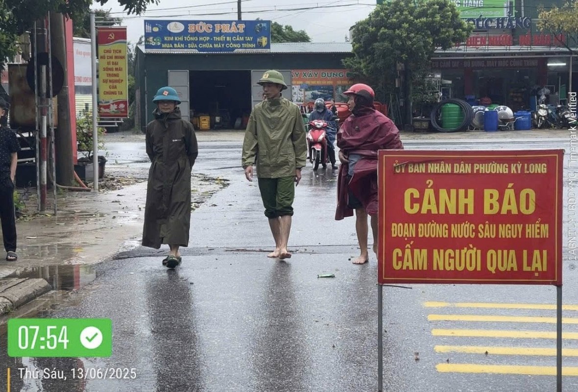 Lực lượng chức năng đã tổ chức phân luồng.