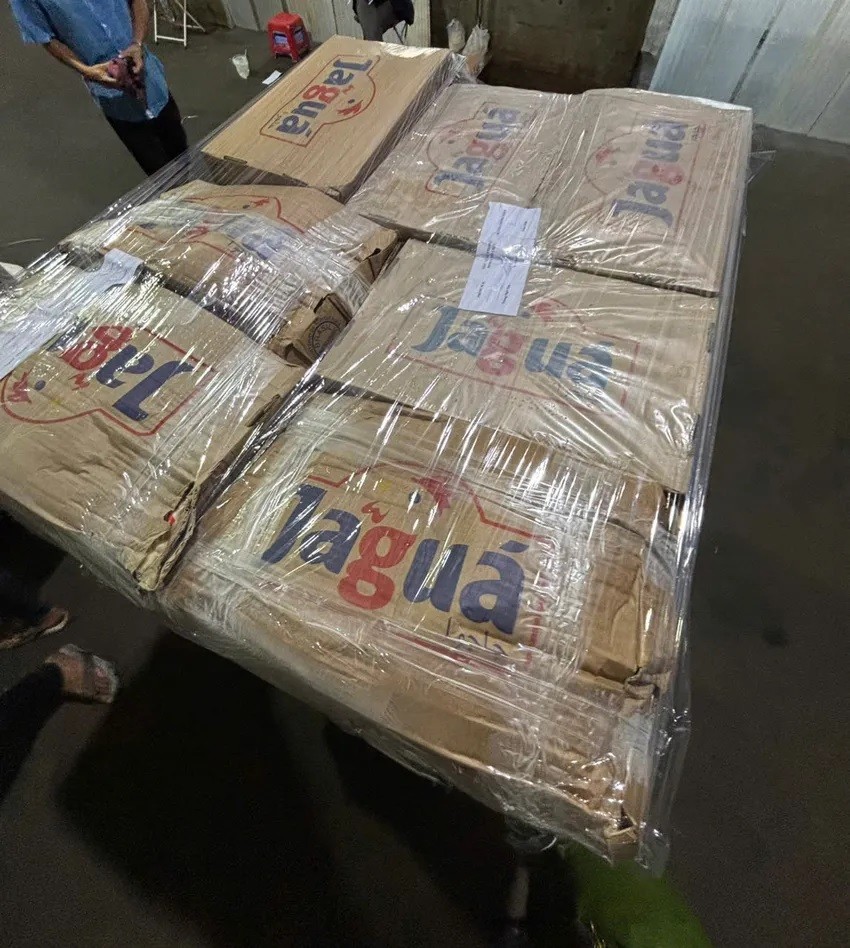 Lực lượng chức năng niêm phong toàn bộ số hàng để phục vụ điều tra. 