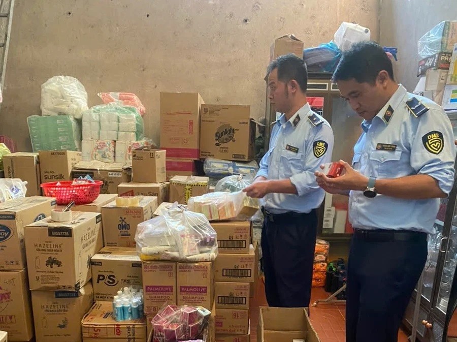 Lực lượng chức năng kiểm tra gần 1.500 sản phẩm mỹ phẩm không có hóa đơn, chứng từ và không rõ nguồn gốc xuất xứ tại thị trấn Ea Drang. (Ảnh: Chi cục QLTT tỉnh Đắk Lắk)