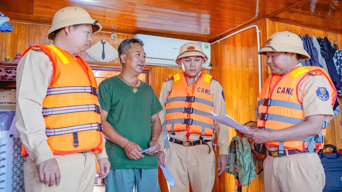 Cảnh sát kiểm tra giấy phép hoạt động, chứng chỉ chuyên môn, đăng ký đăng kiểm phương tiện.