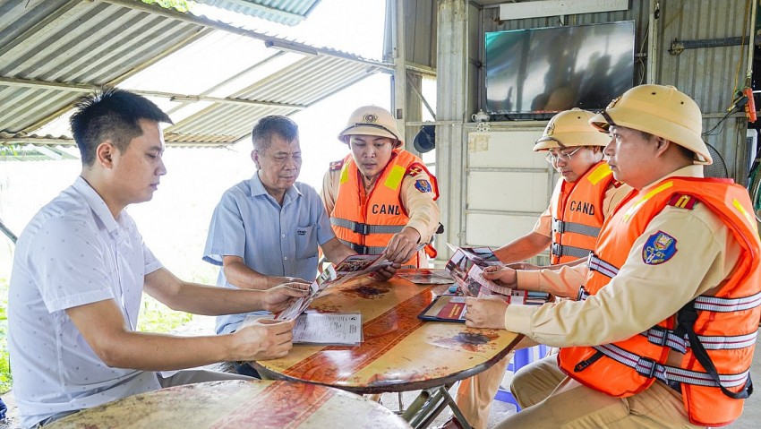 Tổ công tác kiểm tra giấy phép kinh doanh hoạt động tại bến phà Thọ An, xã Thọ An, huyện Đan Phượng.