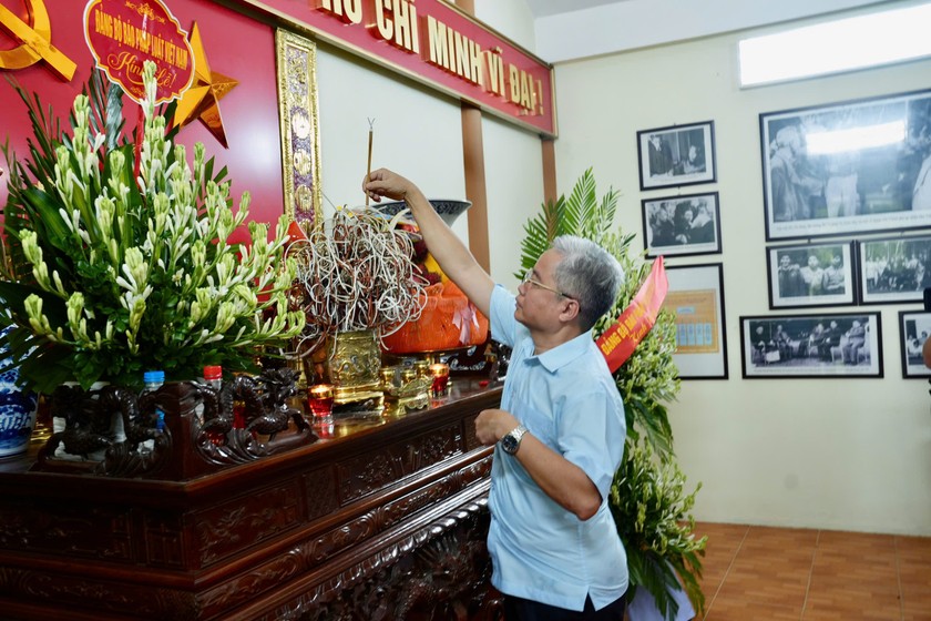 Đảng bộ Báo Pháp luật Việt Nam sinh hoạt chuyên đề tại Khu di tích lịch sử Bộ Tư pháp