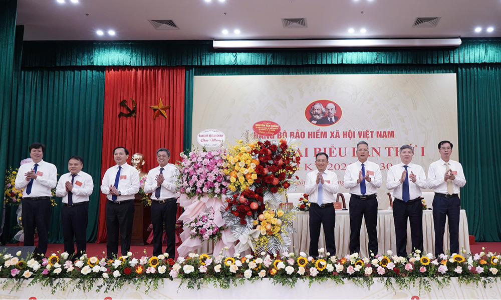 Ông Phạm Đức Thắng - Ủy viên Ban Thường vụ Đảng ủy, Vụ trưởng Vụ Tổ chức cán bộ (Bộ Tài chính) tặng hoa chúc mừng Đại hội Đảng bộ BHXH Việt Nam