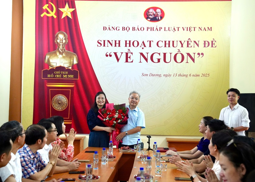 Đảng bộ Báo Pháp luật Việt Nam sinh hoạt chuyên đề tại Khu di tích lịch sử Bộ Tư pháp