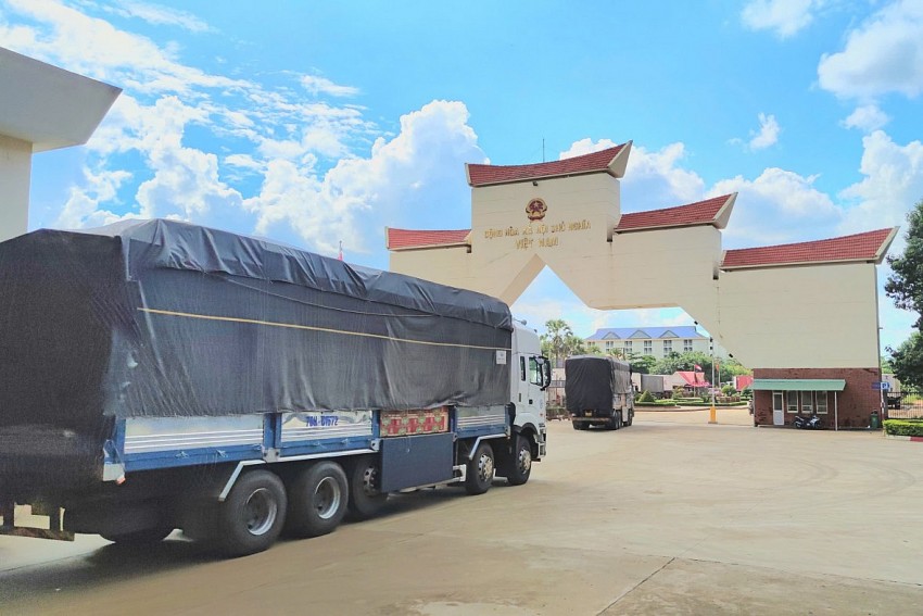 Tỉnh Tây Ninh yêu cầu các đơn vị tuần tra, kiểm soát nghiêm ngặt tại các tuyến biên giới đường bộ và đường sông, đặc biệt là tại các cửa khẩu. Tỉnh Tây Ninh yêu cầu các đơn vị tuần tra, kiểm soát nghiêm ngặt tại các tuyến biên giới đường bộ và đường sông, đặc biệt là tại các cửa khẩu.