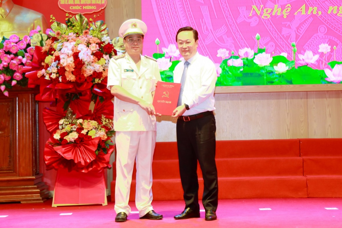 Bí thư Tỉnh ủy Nghệ An trao quyết định của Ban Thường vụ Tỉnh ủy cho Đại tá Đinh Việt Dũng, tân Bí thư Đảng ủy, Giám đốc Công an tỉnh.