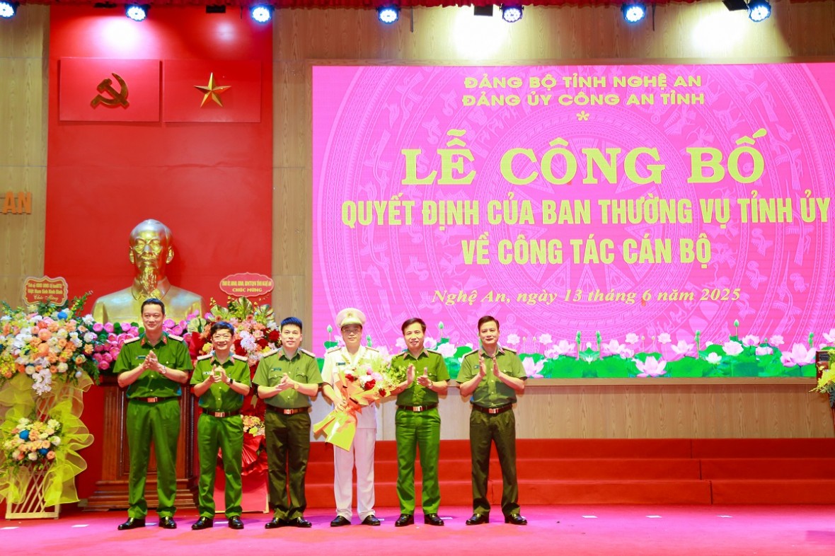 Ban Thường vụ Đảng ủy, Lãnh đạo Công an tỉnh Nghệ An tặng hoa chúc mừng Đại tá Đinh Việt Dũng.