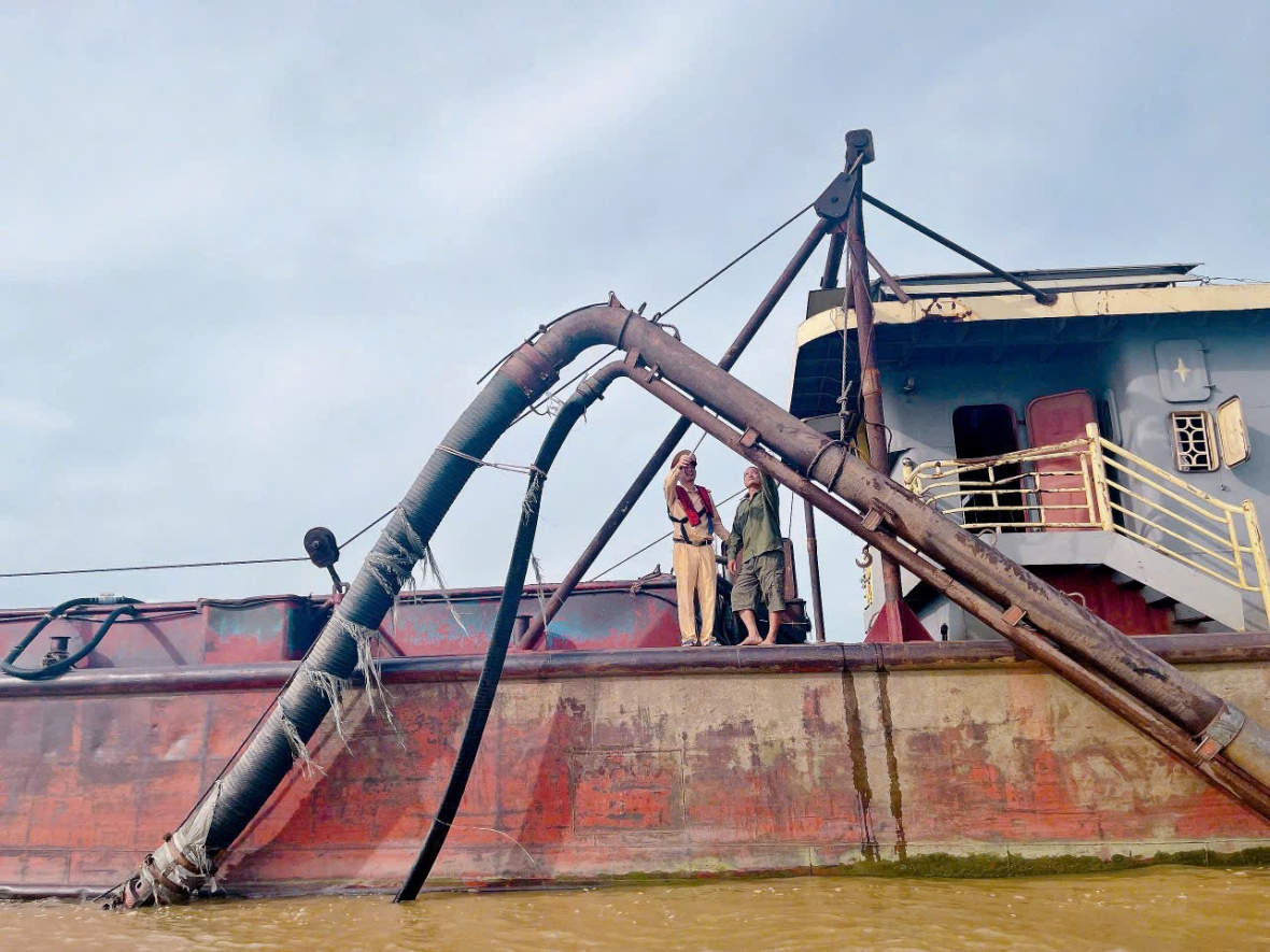 Thiết bị tời để nâng hạ vòi hút.