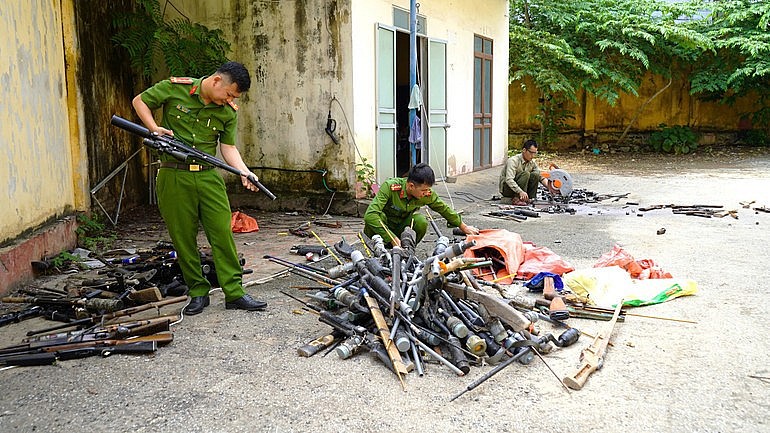 Tiêu huỷ hàng trăm vũ khí thô sơ, công cụ hỗ trợ do người dân giao nộp Tiêu huỷ hàng trăm vũ khí thô sơ, công cụ hỗ trợ do người dân giao nộp