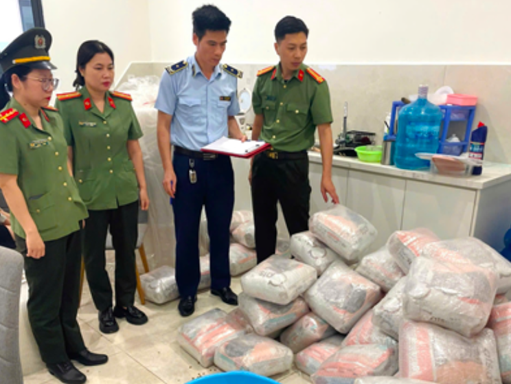 Lực lượng chức năng phát hiện bao bì và tem nhãn để đóng gói được cơ sở sử dụng. Ảnh: CA Hưng Yên