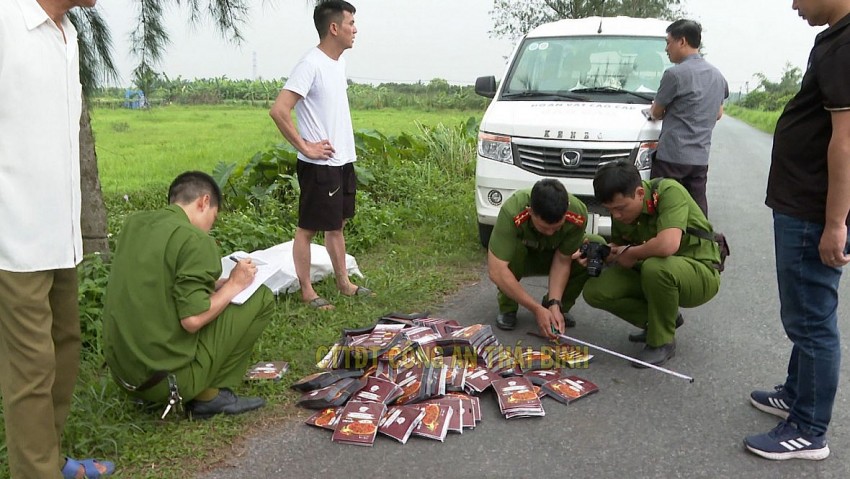 Lực lượng chức năng kiểm tra tang vật vụ án.