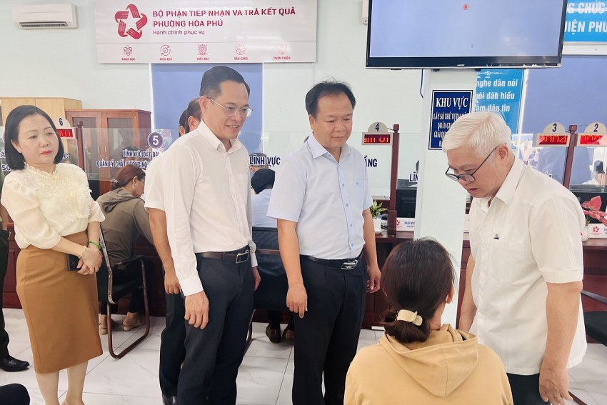 Bí thư Tỉnh ủy Nguyễn Văn Lợi kiểm tra, khảo sát thực tế việc vận hành thử nghiệm tại một số phường, xã mới trên địa bàn tỉnh. Bí thư Tỉnh ủy Nguyễn Văn Lợi kiểm tra, khảo sát thực tế việc vận hành thử nghiệm tại một số phường, xã mới trên địa bàn tỉnh.