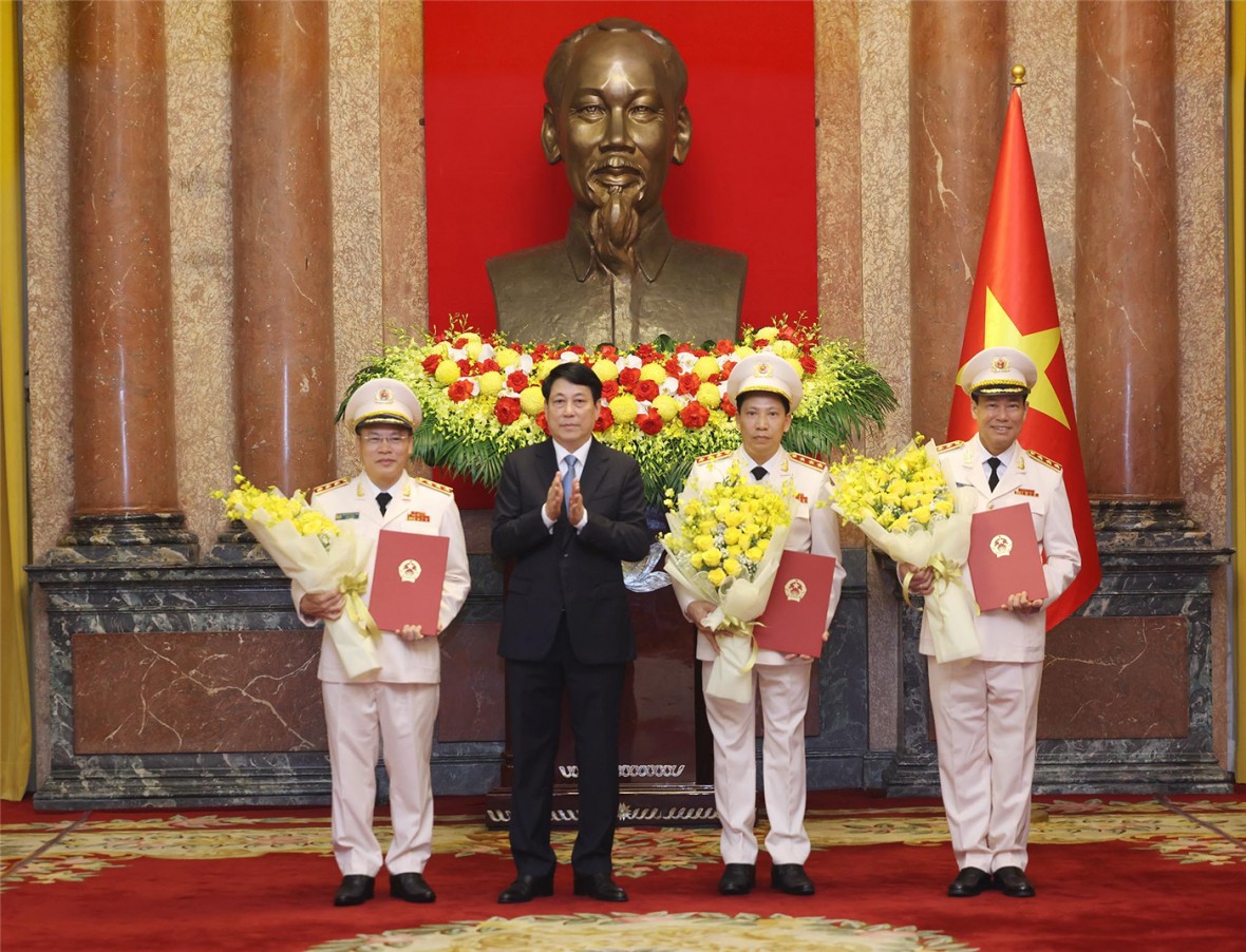 sáng cùng ngày, tại Phủ Chủ tịch, Chủ tịch nước Lương Cường đã trao Quyết định thăng cấp bậc hàm Thượng tướng đối với các đồng chí Thứ trưởng Bộ Công an Lê Tấn Tới, Lê Văn Tuyến, Nguyễn Văn Long. (Ảnh: Bộ Công an) sáng cùng ngày, tại Phủ Chủ tịch, Chủ tịch nước Lương Cường đã trao Quyết định thăng cấp bậc hàm Thượng tướng đối với các đồng chí Thứ trưởng Bộ Công an Lê Tấn Tới, Lê Văn Tuyến, Nguyễn Văn Long. (Ảnh: Bộ Công an)