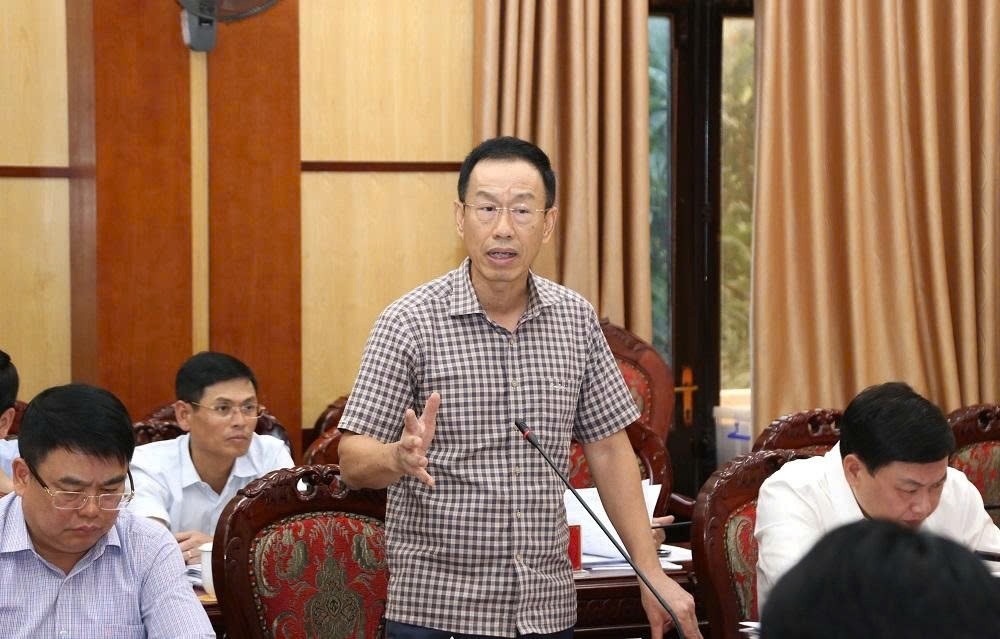 Đồng chí Lê Quang Hùng - Giám đốc Sở Tài chính trình bày các dự thảo Tờ trình tại Hội nghị. (Ảnh: UBND tỉnh Thanh Hoá)