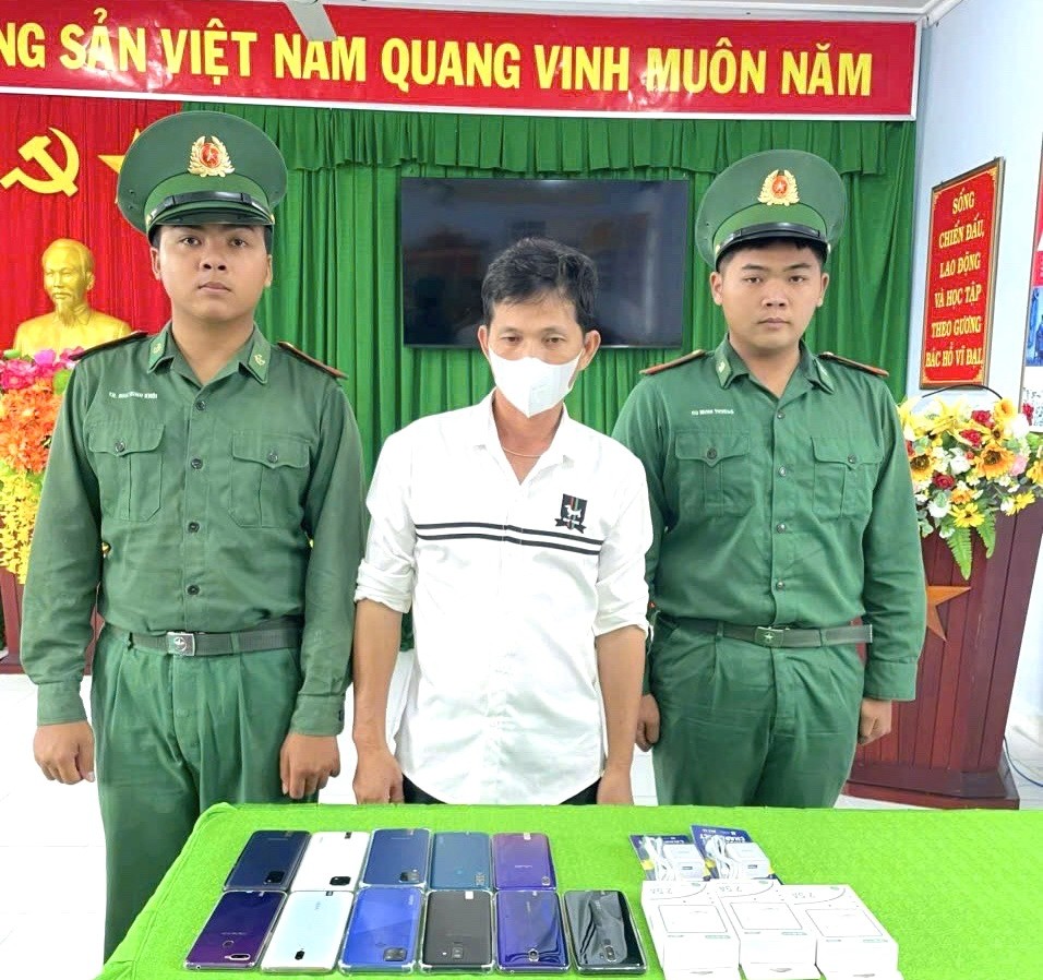 Cà Mau: Đồn Biên phòng Tân Tiến bắt giữ nhiều loại hàng hóa không rõ nguồn gốc