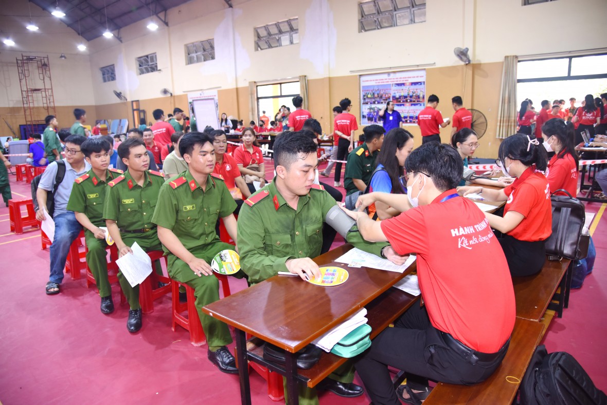 Cà Mau: Lan tỏa Hành trình Đỏ kết nối những dòng máu Việt Cà Mau: Lan tỏa Hành trình Đỏ kết nối những dòng máu Việt