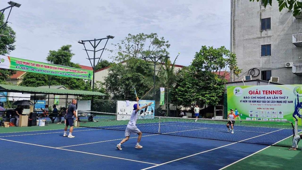 Nhiều trận cầu hấp dẫn, quyết liệt tại giải Tennis Báo chí Nghệ An lần thứ 7.