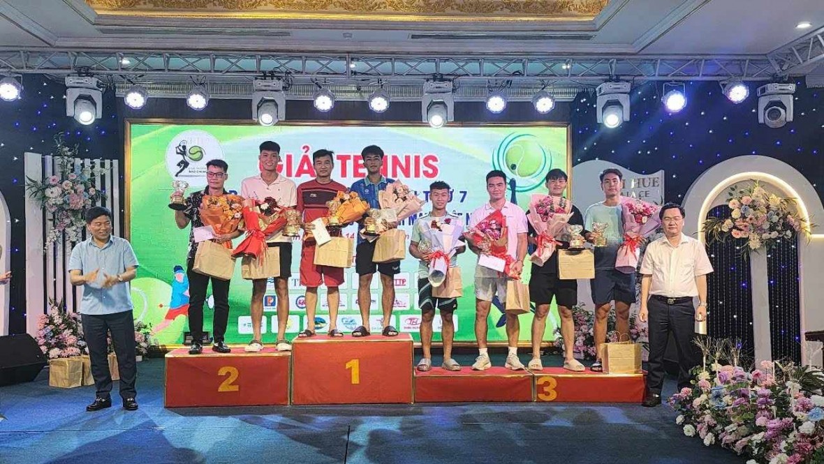 Trao giải cho các VĐV đạt thành tích cao tại giải đấu.