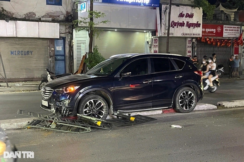 Ô tô mất lái húc đổ dải phân cách giữa phố Tây Sơn, Hà Nội. (Ảnh: Dân trí)