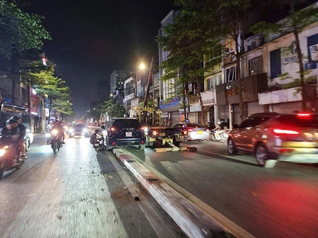 Tại hiện trường, khoảng 15 mét dải phân cách giữa đường bị xe ô tô húc đổ.