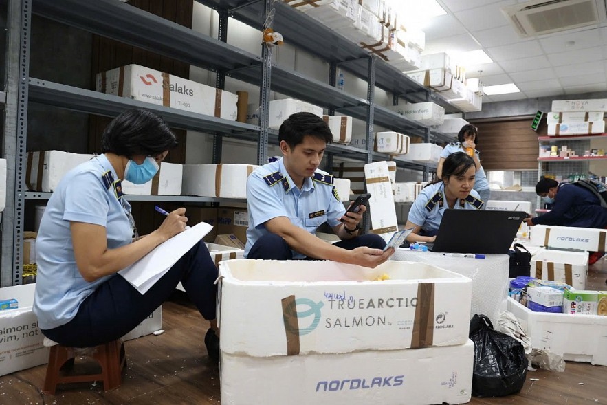 Lực lượng chức năng tiến hành kiểm tra các sản phẩm không rõ nguồn gốc tại kho hàng.