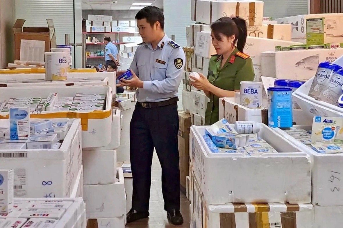 QLTT Hà Nội phát hiện, thu giữ hàng nghìn hộp sữa, thực phẩm dành cho trẻ em được rao bán rầm rộ qua Zalo, Facebook. (Ảnh: QLTT)