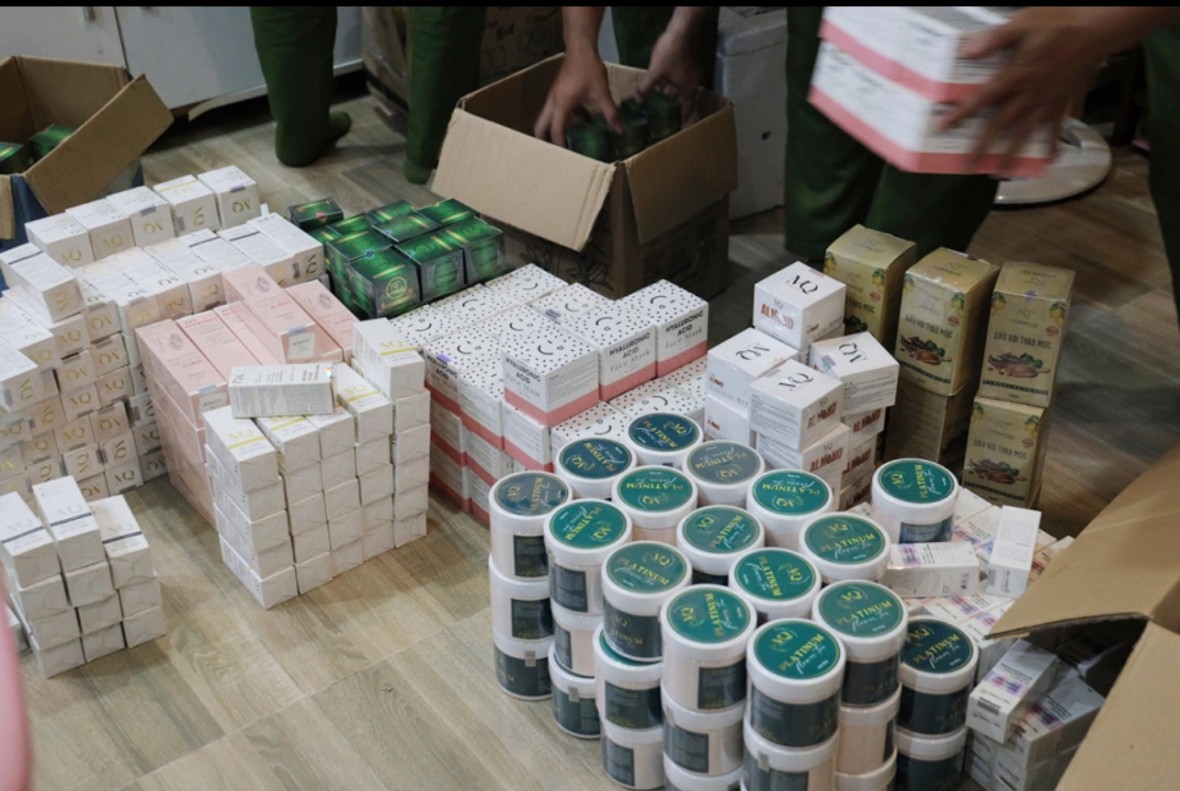 Nhiều tấn mỹ phẩm không rõ nguồn gốc được nhóm này sản xuất đóng nhãn.