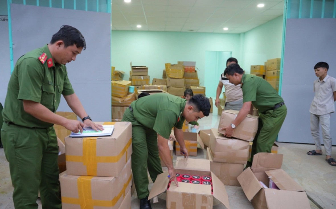 Cảnh sát khám xét kho hàng nhiều mỹ phẩm không rõ nguồn gốc.