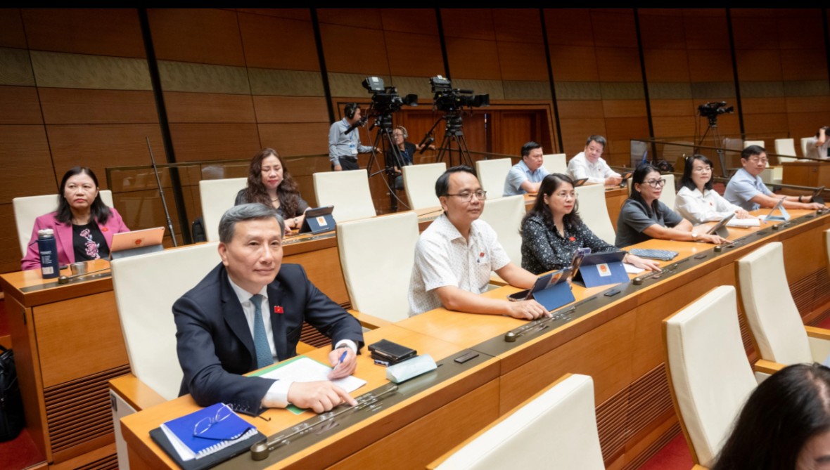 Các đại biểu Quốc hội bấm nút thông qua Luật Thuế tiêu thụ đặc biệt sửa đổi Các đại biểu Quốc hội bấm nút thông qua Luật Thuế tiêu thụ đặc biệt sửa đổi